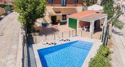 Casa Rural El Aligustre in Valdelaguna with swimming pool and table soccer.