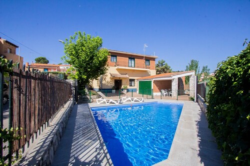 Casa Rural El Aligustre in Valdelaguna with swimming pool and table soccer.