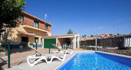 Casa Rural El Aligustre en Valdelaguna con piscina y futbolín.