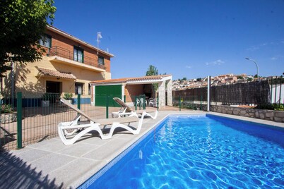 Casa Rural El Aligustre in Valdelaguna with swimming pool and table soccer.