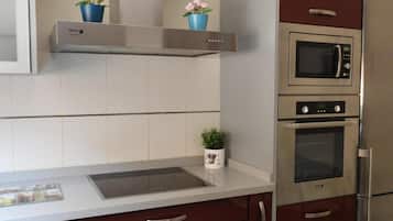 Een koelkast, een magnetron, een oven, een kookplaat