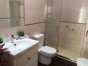 Secadora de cabello, toallas, papel de baño 