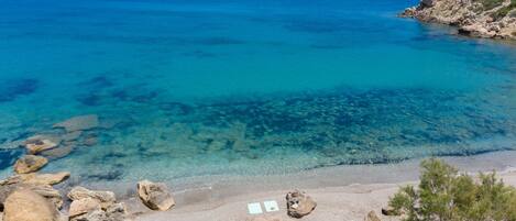 Beach nearby, sun-loungers, beach towels