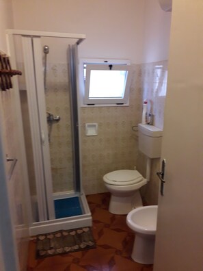 Doccia, asciugacapelli, bidet, asciugamani