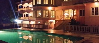 Schitterend herenhuis met uitzicht over de blauwe Caraïben. Gratis ophaalservice vanaf de luchthaven.