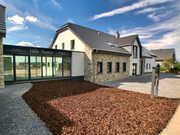 Guests can enjoy a stay in this charming guest house with a garden area featuring mulch and gravel paths.