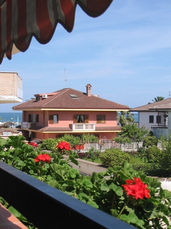 Property grounds - Beach house Roseto apartment on the sea (Cologna Spiaggia)