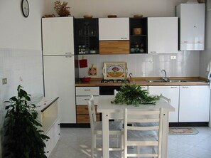 Fridge, microwave, stovetop, cookware/dishes/utensils - Beach house Roseto apartment on the sea (Cologna Spiaggia)