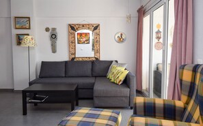 Una sala de estar con un sofá, una mesa de centro y sillones a cuadros.
