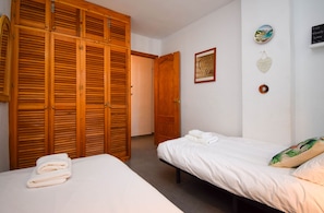 2 chambres, fer et planche à repasser, Internet