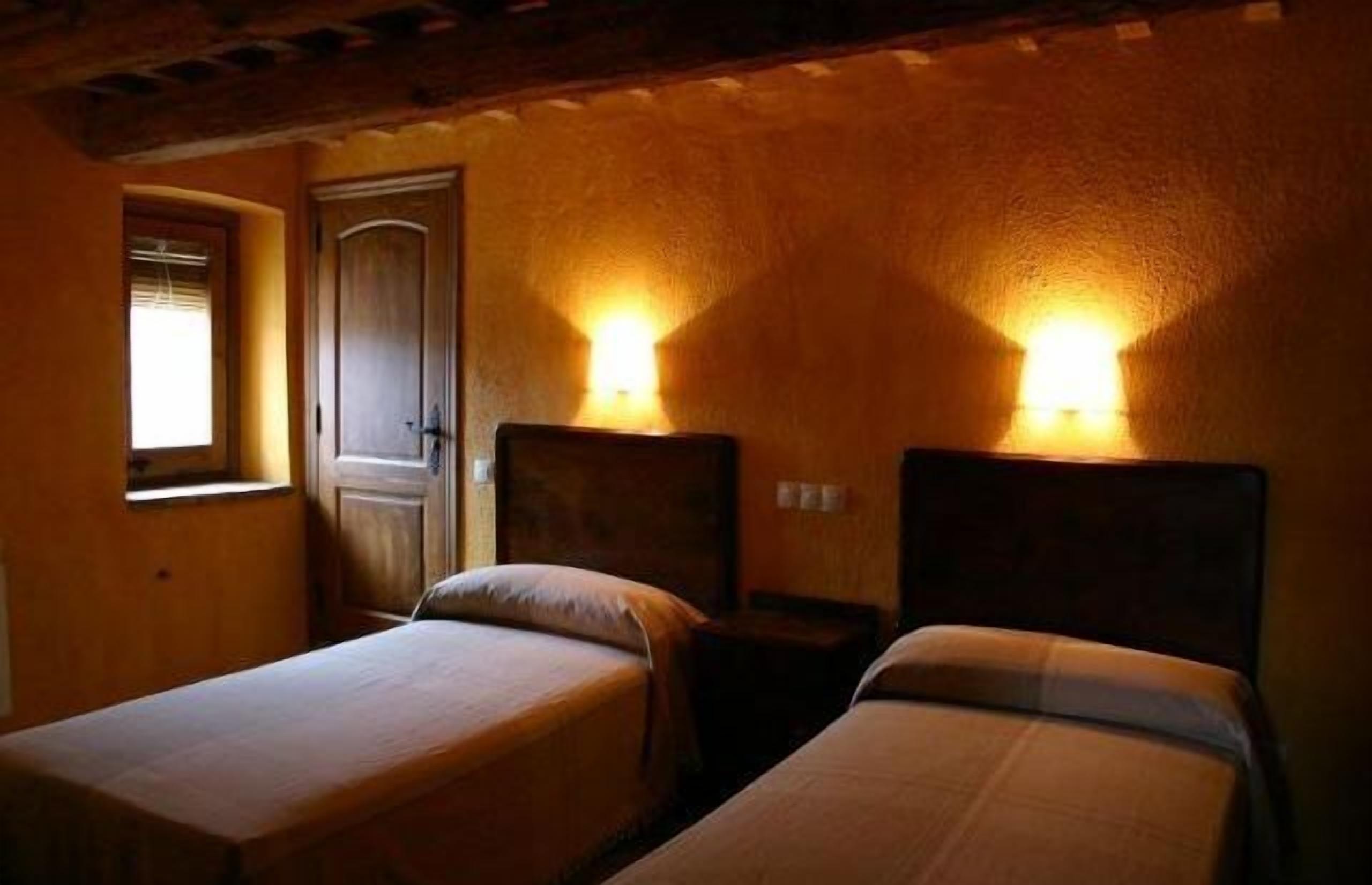 Self catering 5 Alzines for 6 people