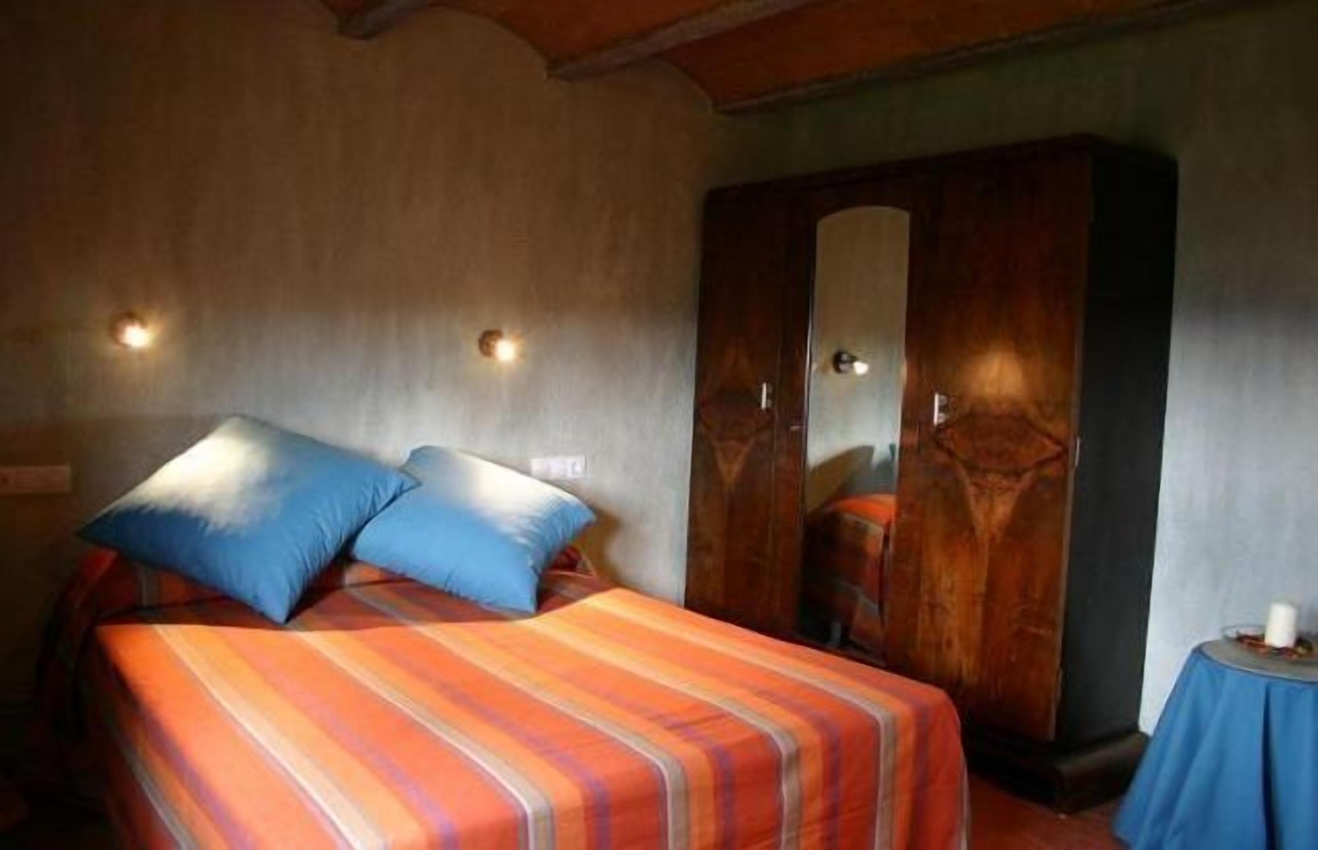 Self catering 5 Alzines for 6 people