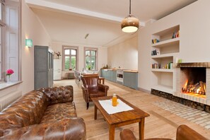 Fernseher, Kamin, DVD-Player, Tischfußball