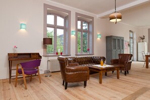 Fernseher, Kamin, DVD-Player, Tischfußball