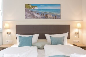 1 sovrum, värdeförvaringsskåp på rummet och skrivbord