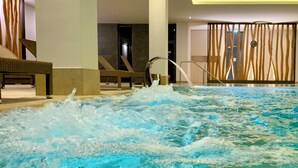 A hot tub with water jets in a modern indoor setting. - Comfortable large suite, pool and sauna, 30 meters to the beach, large south-facing balcony (Börgerende)