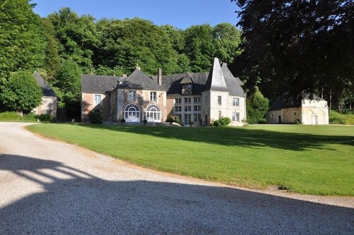 Le PRESSOIR DE NEUVILLE IN THE HEART OF THE PAYS D'AUGE WITH HEATED SWIMMING POOL