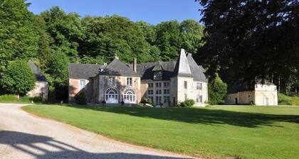 Le PRESSOIR DE NEUVILLE IN THE HEART OF THE PAYS D'AUGE WITH HEATED SWIMMING POOL