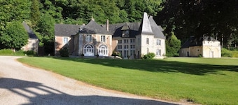 Le PRESSOIR DE NEUVILLE IN THE HEART OF THE PAYS D'AUGE WITH HEATED SWIMMING POOL