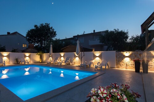 Top floor Apartment LiJan °4 with Heated  Pool & sea view