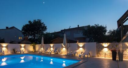 Top floor Apartment LiJan °4 with Heated Pool & sea view