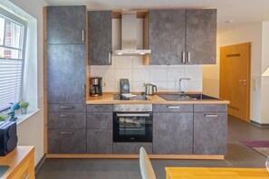 Kühlschrank, Mikrowelle, Ofen, Geschirrspüler