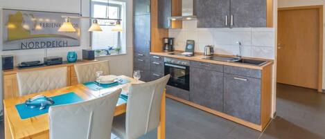 Frigorífico, microondas, horno y lavavajillas