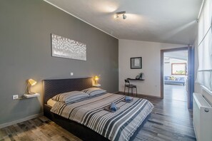 3 bedrooms, desk, free WiFi, bed sheets - Sunny villa with private pool, WiFi, BBQ (Loborika)