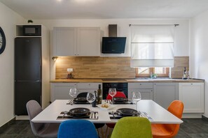 Fridge, microwave, stovetop, dishwasher - Sunny villa with private pool, WiFi, BBQ (Loborika)