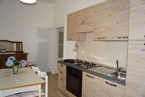 Fridge, microwave, oven, stovetop - Central apartment with balcony and terrace (Stresa)