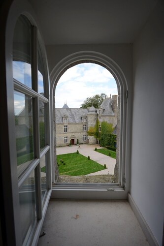 Relaxing holiday in the Château with its own park and lakescape   