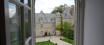 Relaxing holiday in the Château with its own park and lakescape