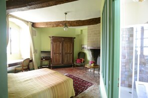 1 bedroom, iron/ironing board, travel cot, free WiFi - Relaxing holiday in the Château with its own park and lakescape    (Trébry)