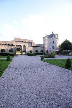 Property grounds - Relaxing holiday in the Château with its own park and lakescape    (Trébry)