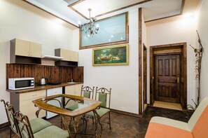 Appartement (Lesi Ukrainki 19G) | Cuisine privée | Réfrigérateur, micro-ondes, plaque de cuisson, bouilloire électrique