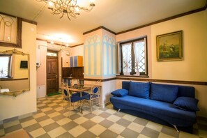 Apartment (Lesi Ukrainki 19A) | Eigene Küche | Kühlschrank, Mikrowelle, Herdplatte, Wasserkocher