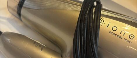 A box with a black cable and a label that reads "iOne TEScom TID451".