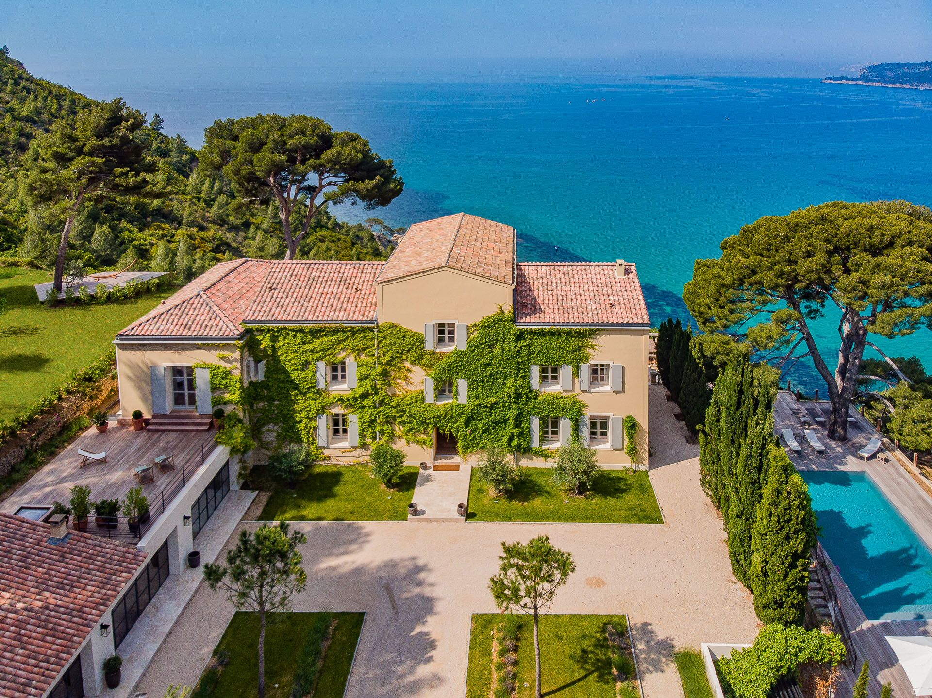 Exceptional property overlooking the sea in Cassis (24p)