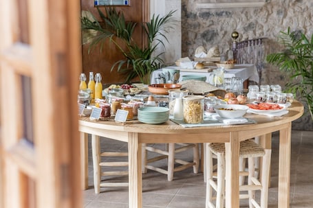 Buffet. Curolla Petit Hotel
