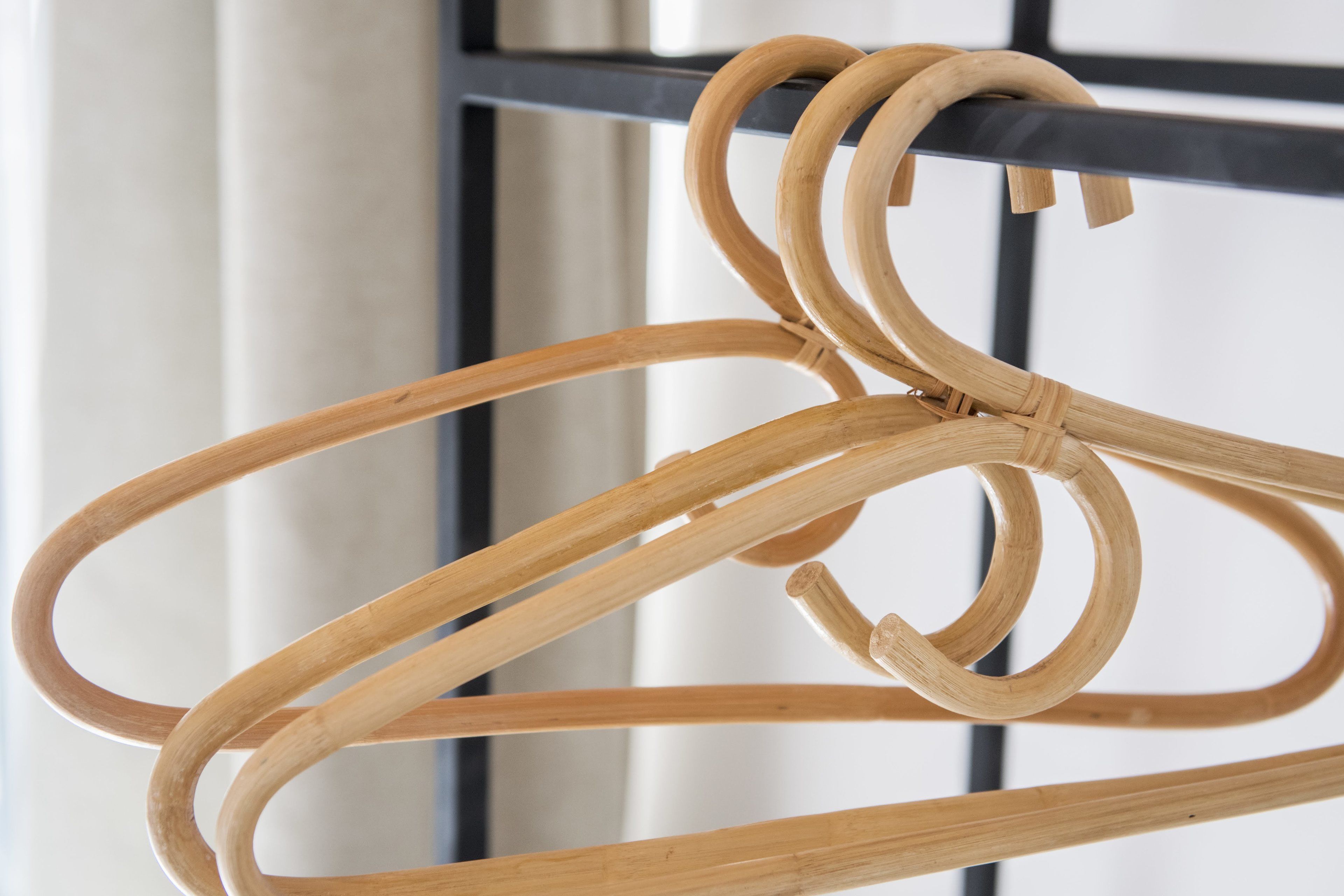 Un perchero de madera con múltiples perchas.