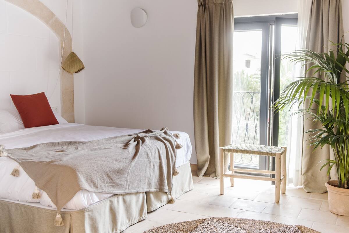 Habitación Confort doble | Minibar, caja fuerte, escritorio y espacio para trabajar con un portátil