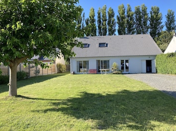Façade orientée sud et jardin
