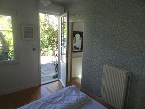 3 bedrooms, desk, iron/ironing board, travel crib