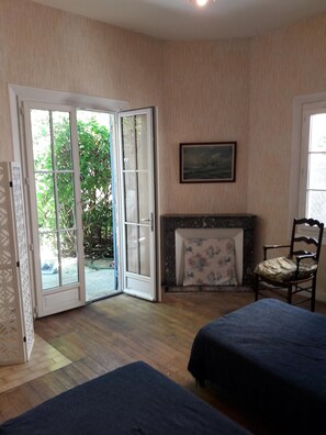 3 bedrooms, desk, iron/ironing board, travel cot - Arcachonnaise, 50 m from the beach, right in the center, nice little garden (Arcachon)