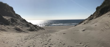 Vlak bij het strand, ligstoelen aan het strand