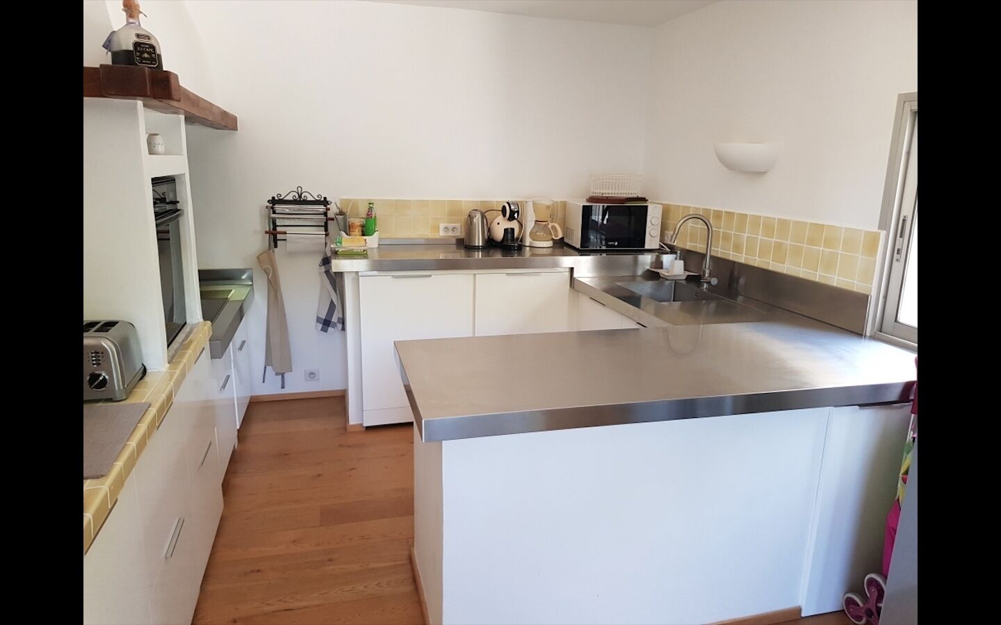 Beautiful Villa Mas Mireio, 4 air-conditioned bedrooms, swimming pool, jacuzzi and large garden