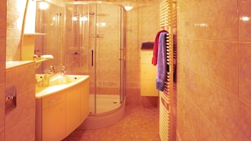 Regadera, secadora de cabello, toallas, papel de baño