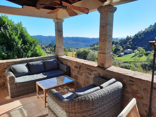 Comfortable 4* South-Ardèche house, airco sleeping rooms, pool, panoramic view
