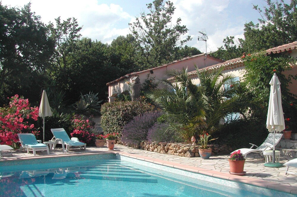 independent studio facing the pool