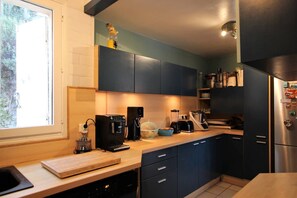 Jääkaappi, keittoastiat/astiat/ruokailuvälineet